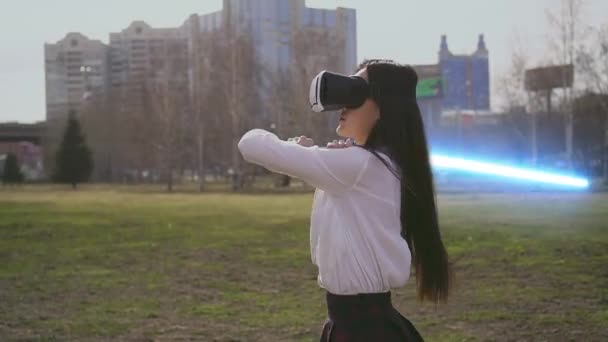 Futuristisches VR-Schwertfechten in Virtual-Reality-Headset und Lichtschwert. — Stockvideo