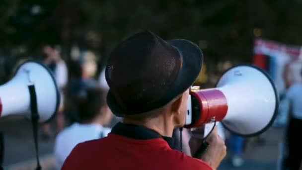 Bullhorn chráněnec chodí, zatímco mluví v opoziční demonstrace shromáždění dav. — Stock video