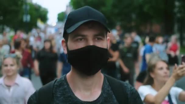 根据眼镜蛇流行限制进行面部抗议的反对派人士. — 图库视频影像
