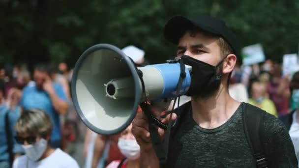 Pandemic restrictions coronavirus protests, man with megaphone bullhorn shouts. — Stock Video