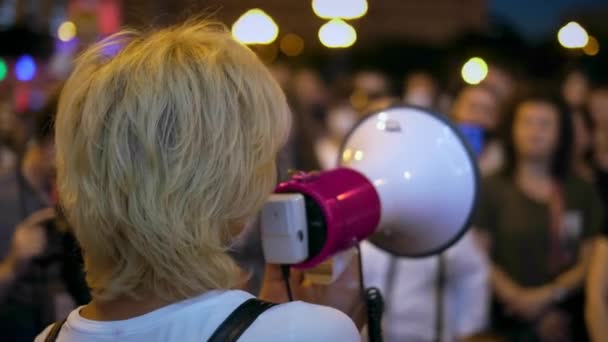 Activista feminista de derechos civiles oradora con megáfono en protesta por huelga de piquetes. — Vídeo de stock