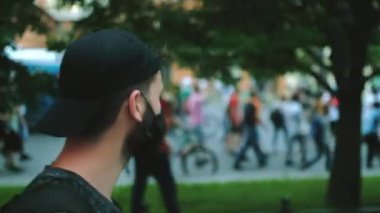 Pandemik kısıtlamalara karşı grev gösterisi, yüz maskesi takmış insanlar