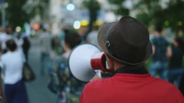 Siyasi grevdeki megafonlarla konuşmak, direniş gösterileri.