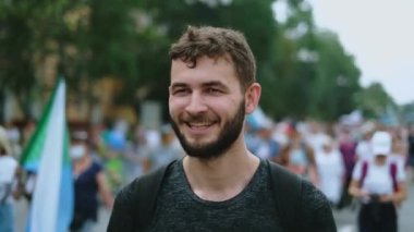 Protestocuların zaferi ve politik protesto başarısı sayesinde mutlu bir gülümseme.