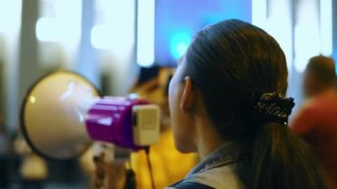 Grev protestosunda megafonuyla sivil hakları savunucusu feminist konuşmacı.