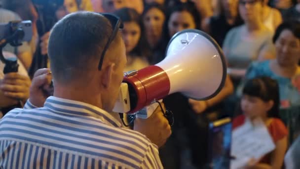 Politisk rallykampanj med bullhorn och megafoner på fredliga stadsgator. — Stockvideo