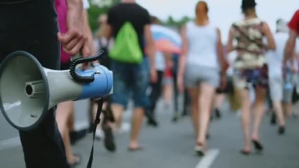 Protestanten går med megafon i händerna. Manlig rallyaktivist med signalhorn. — Stockvideo