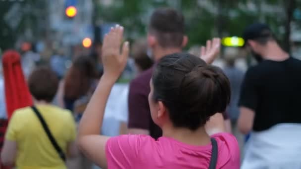 Kvinnlig feminist klappar händerna på pro feministisk marsch. Feministiska aktivister marscherar. — Stockvideo