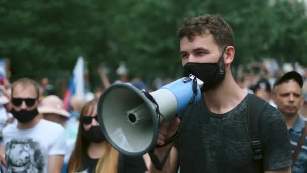 Pandemic restrictions coronavarus protests, man with megaphone bullhorn shouts. — Stock Video