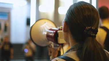 Grev protestosunda megafonuyla sivil hakları savunucusu feminist konuşmacı.