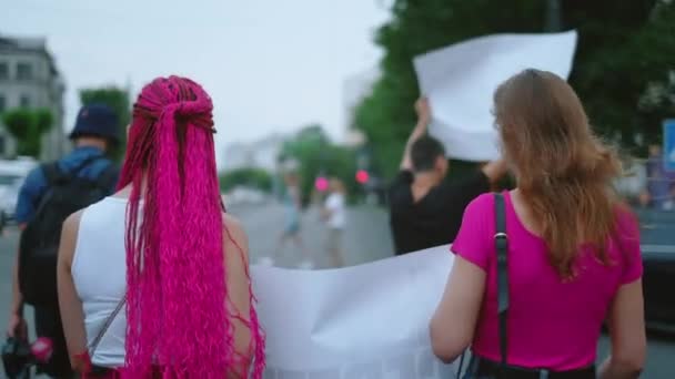 Feministisches Mädchen mit Transparent marschiert bei Kundgebung für Gerechtigkeit auf die Straße. — Stockvideo