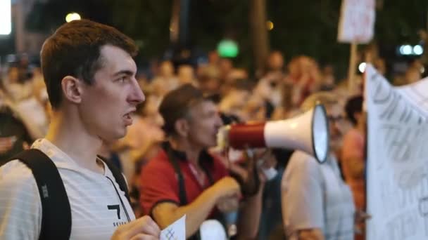 Politisk rallykampanj med bullhorn och megafoner på fredliga stadsgator. — Stockvideo