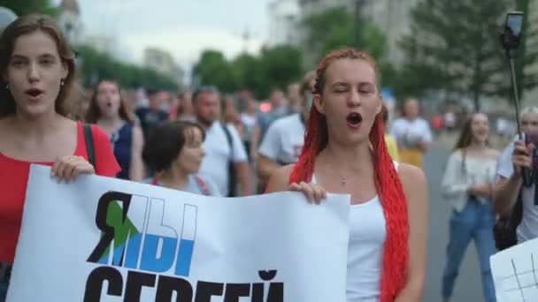 Feministiska flickor med banderoll plakat på politisk rally marsch i upplopp strejk folkmassa — Stockvideo