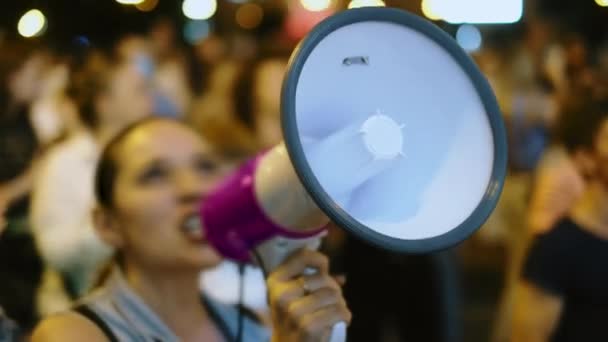 Manifestantes pacíficos de la resistencia feminista. Altavoces mujer con megáfono. — Vídeos de Stock