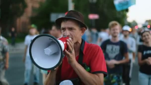 Un chanteur au mégaphone de bullhorn sur une manifestation de militants politiques. — Video