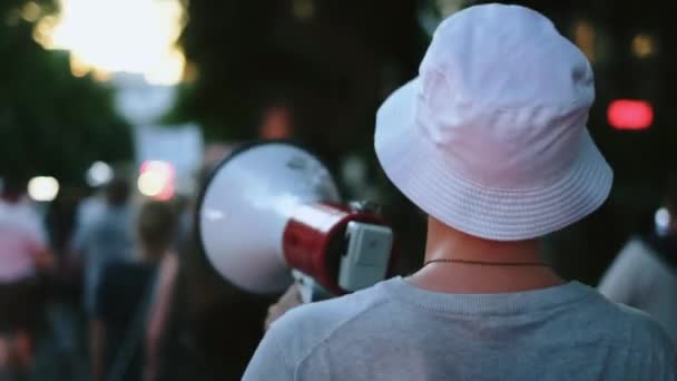 Offentlig politisk rally kampanj med bullhorn megafoner på sommaren stad gator. — Stockvideo