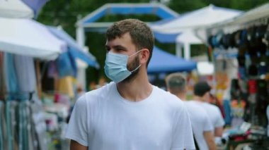 Maskeli adam, kitlenmiş bit pazarı halka açık alışveriş yapıyor..