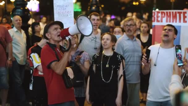 Megafoon sprekers over politieke rally, megafoon toespraak over oproerprotest in de stad. — Stockvideo