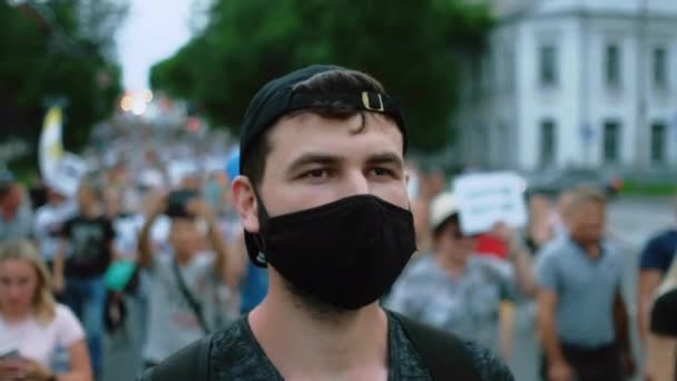 Mars motstånd strejk maskerade protesterar människor under lockdown restriktion. — Stockvideo