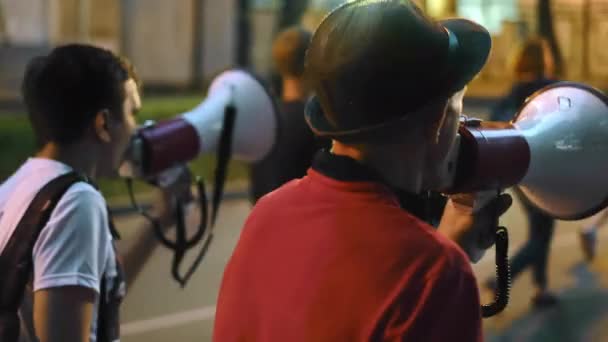 Protesta no violenta contra el gobierno en las calles de la ciudad con bullorns y megáfonos — Vídeos de Stock