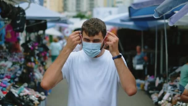 Male portrait, put on coronavirus face mask in asian market under covid pandemic — Stock Video