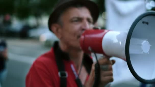 白人抗议者，高喊扩音器，政治抵抗者 — 图库视频影像