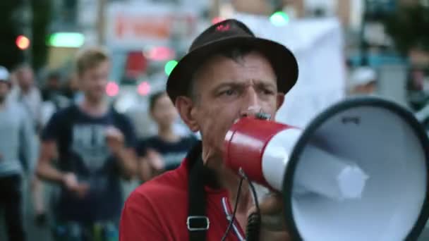 Lag orättvisa budskap som bärs av marscherar protesterare med bullhorn megafon. — Stockvideo
