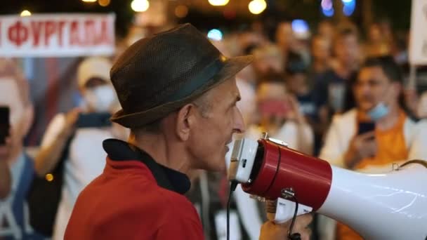Megafonní řečníci na politickém shromáždění, projev na protest proti nepokojům ve městě. — Stock video