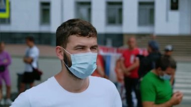 Maskeli isyancı eylemci Cvid-19 'da kilit altında. Coronavirus ayaklanması.