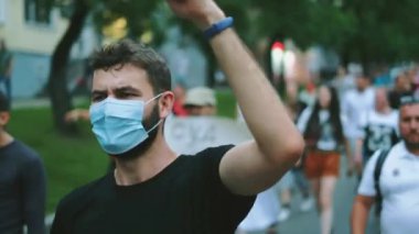 Coronavirus karşı saldırı, isyancı direnişçi kol yumruğu sallıyor.