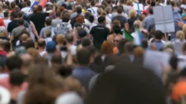 Sociální nepokoje na ulicích v důsledku aktivismu v oblasti občanských práv. Protestující s transparenty. — Stock video