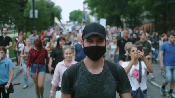 Kilit altındaki maskeli protestocuların yürüyüş direnişi. — Stok video