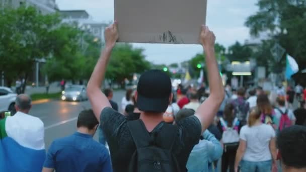 İsyancı direnişçiler ve işaret pankartlı eylemciler, covid-19 aktivizmi. — Stok video