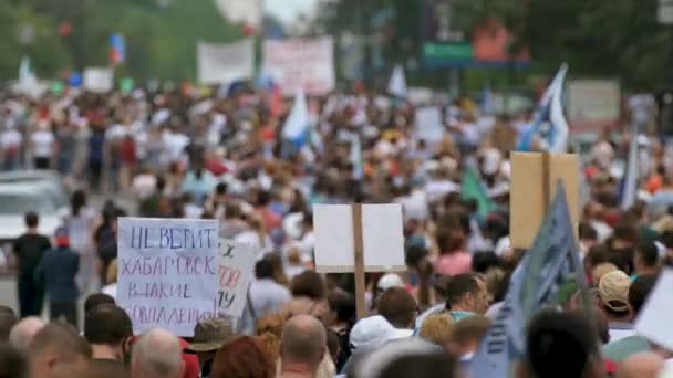 Πλήθος ρωσική πομπή συλλαλητήριο με σημαίες και πανό. Επαναστάτες ακτιβιστές περπατούν. — Αρχείο Βίντεο