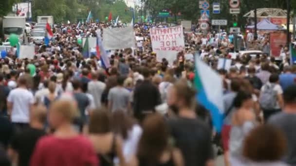 Manifestants en piquet de grève avec drapeaux, bannières et affiches en été. — Video