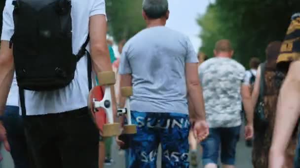 Muž na demonstraci politického odporu se skateboardem kráčí mezi povstáními. — Stock video