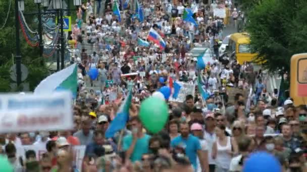 Rassemblement russe bondé procession avec des drapeaux et des bannières. Des militants rebelles marchent. — Video