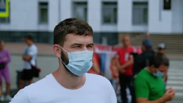 Activista rebelde enmascarado bajo encierro covid-19. Restricciones del Coronavirus disturbios. — Vídeo de stock