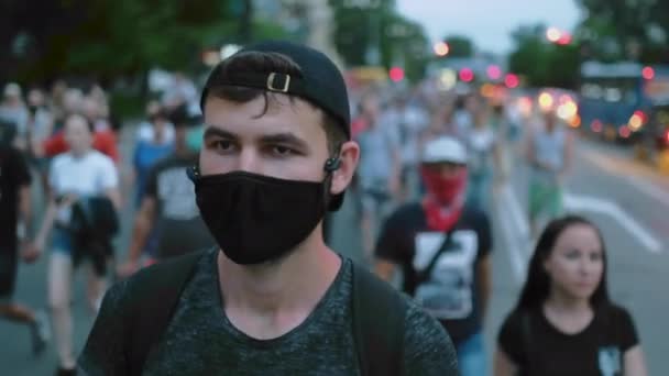 抗议流行病限制的抗议示威，戴口罩的人游行 — 图库视频影像