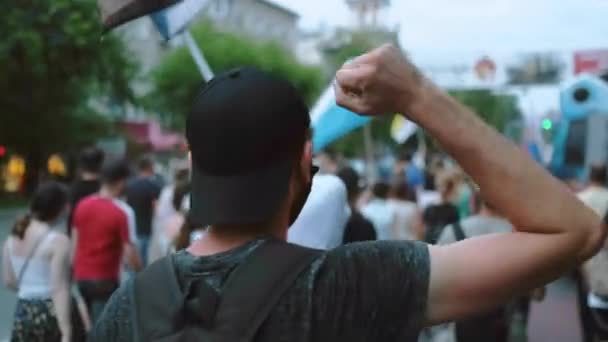 Masked people on anti covid restriction march, picket activist guy wave arm fist — Stock Video