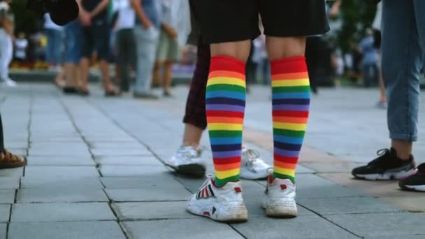 LGBT demonstration med aktivist i regnbue knæstrømper. Bøsse lesbisk festival. – Stock-video
