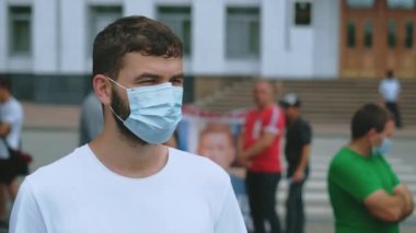 Maskeli protestocu eylemci, Coperid-19 nezaretinde. Coronavirus kısıtlama mitingi