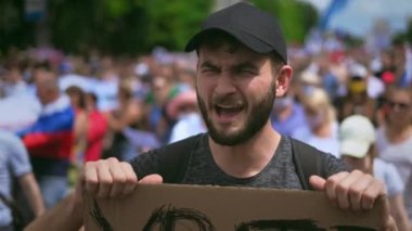 Politik protesto. İsyancı eylemci mitingi, pankart.