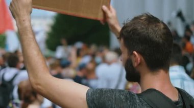 Siyasi direniş mitingi, afiş pankartlı protestocu eylemci.