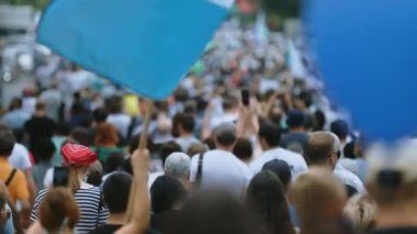 Sokaklarda yürüyüş yapan eylemci kalabalığıyla ilgili ulusal kargaşa.