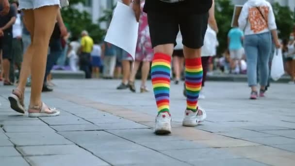 Desfile del orgullo LGBTQ con activista ambulante en calcetines y zapatillas de deporte de arco iris. — Vídeos de Stock