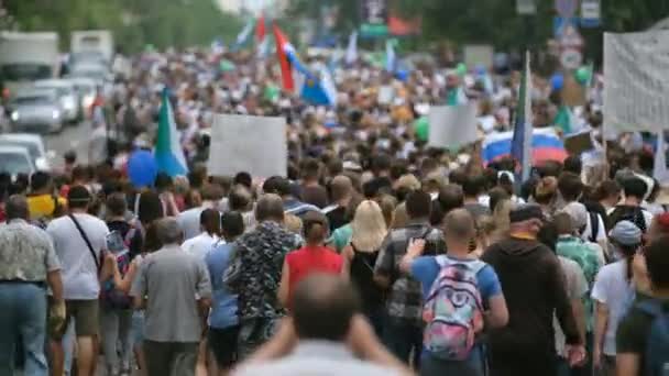 Les gens marchent avec des drapeaux et des bannières, des affiches et des panneaux. Rebelles grève de mars. — Video