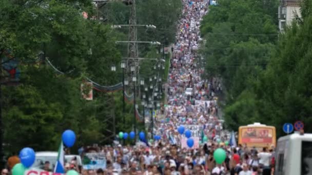 Толпа русских митинговых шествий с флагами и транспарантами. Повстанцы гуляют. — стоковое видео