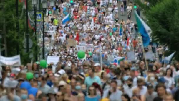 Ryska folket kräver lag rättvisa genom att protestera i stora folkmassor på gatorna. — Stockvideo