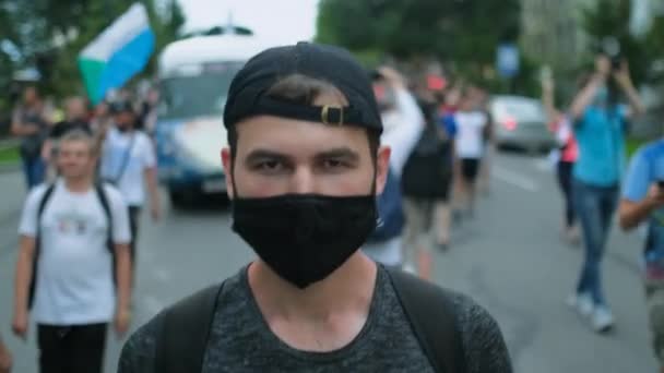 Picket demonstration against pandemic restrictions, people in face mask marching — Stock Video